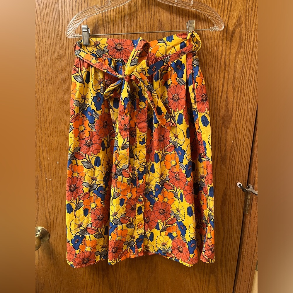 Forever 21 size L adorable button up skirt. So colorful, great condition!